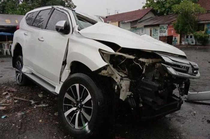Kondisi kendaraan yang ditumpangi keluarga Vanessa Angel, setelah mengalami kecelakaan tunggal di (Km) 672+300 jalur A ruas Tol Jombang arah Mojokerto. (KOMPAS.COM/MOH. SYAFI&Iacute;)