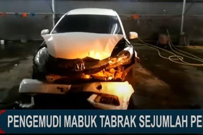 Diduga pengemudi mabuk sebuah mobil menabrak puluhan pengendara lain di Jalan Raya Panjang, Kebon Jeruk, Jakarta Barat malam tadi. 