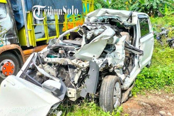 Wuling Confero  kabin amburadul terjang truk di tol Semarang-Solo