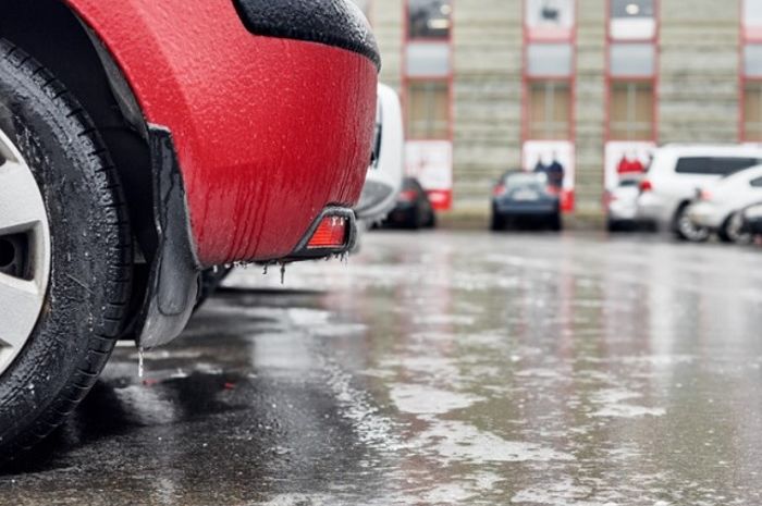 Mobil parkir outdoor saat hujan bisa menimbulkan jamur