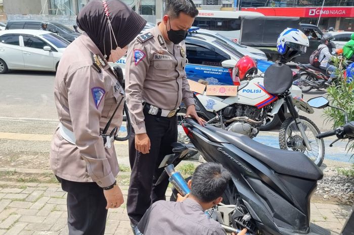 Satlantas Polrestabes Semarang menjaring pengguna knalpot brong