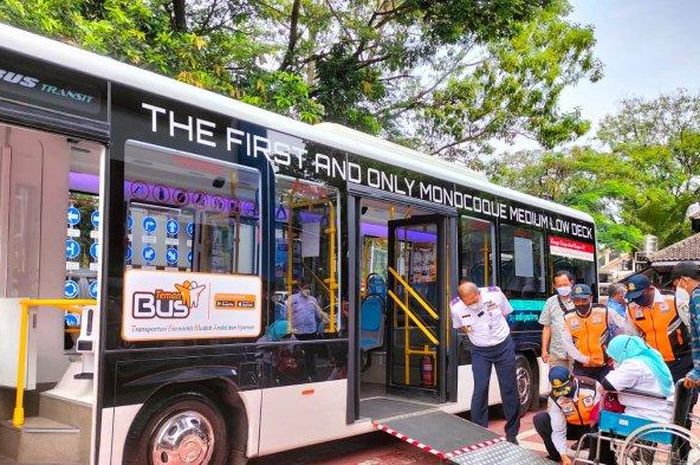 Uji coba bus khusus disabilitas di Kota Solo.
