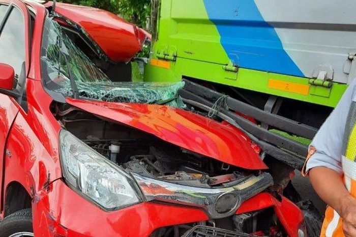 Kondisi Toyota Calya saat menancap di kolong belakang truk wing box di ruas tol Tangerang-Merak