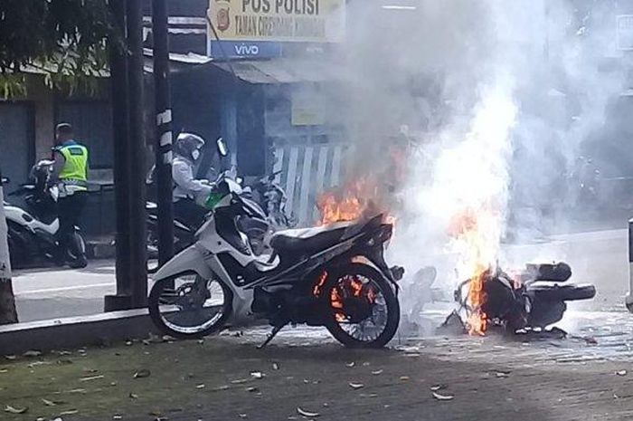 Pria aneh  di Kuningan bakar motorya lantaran gak terima ditilang petugas, Selasa (11/01/2022).