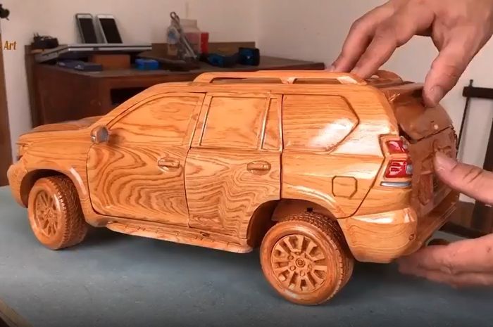 OtoToys Toyota Land Cruiser yang terbuat dari bahan balok kayu.