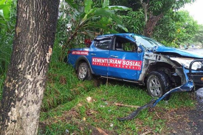 Mitsubishi Triton milik Kementerian Sosial alami kecelakaan tunggal di Sinjai Selatan, Sulawesi Selatan