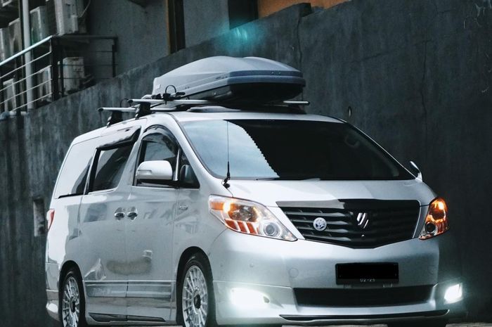 Toyota Alphard pakai Roof Box Thule Touring Alpine 700