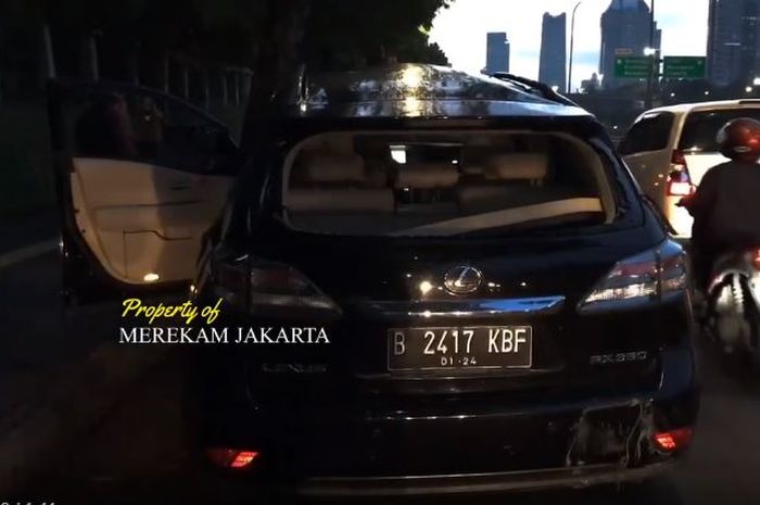 Lexus RX 350 hancur senggol separator busway di Jl Jenderal Gatot Subroto, Jakarta Pusat
