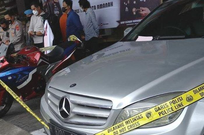 Barang bukti Mercy C-Class dan Honda CBR250R hasil tipu pengangguran terhadap janda kaya