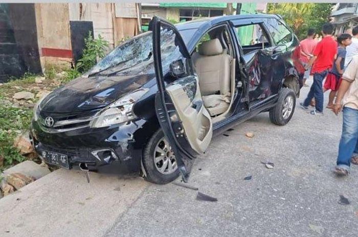  Kondisi mobil Toyota Avanza yang digunakan dua pencuri beraksi di Perumahan Cendana Tahap III, Kecamatan Batam Kota rusak oleh massa yang geram. 