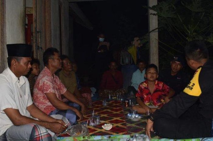 Pihak keluarga menyambut kedatangan M Faris Alga bocah hilang selama 1,5 tahun yang ditemukan anggota Kompi Brimob Lombok Tengah di Sirkuit Mandalika