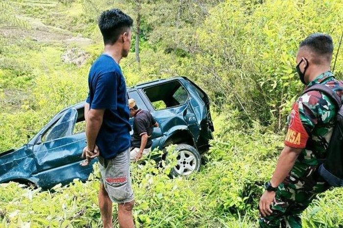 Toyota Kijang Kapsul terjun ke dalam jurang berisi rombongan 9 orang ke acara Rambu Solo