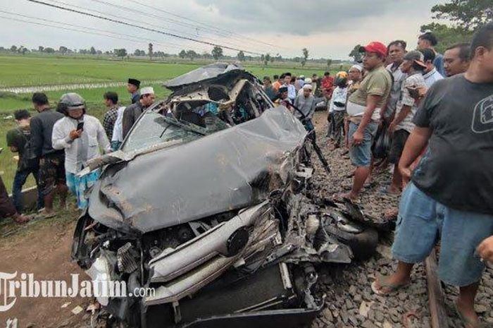 Kondisi Toyota Kijang Innova hancur lebur usai diseret KA Logawa di Probolinggo, Jawa Timur