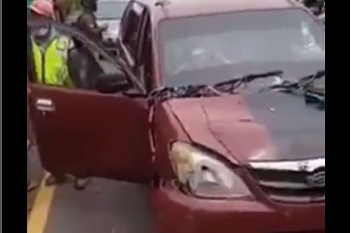 Daihatsu Xenia yang dikejar massa setelah mengancam juru parkir dan tabrak lari di kota Cirebon, Jawa Barat