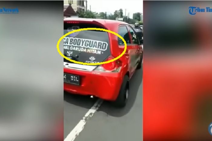 obil Merah Bertuliskan 'Bodyguard', Halangi Ambulans