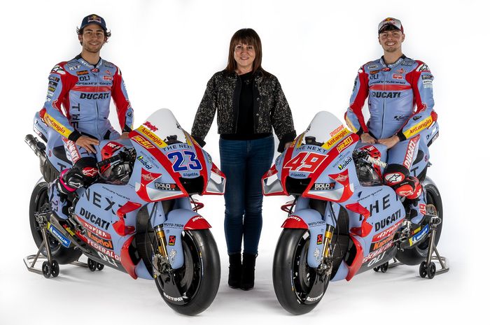 Enea Bastianini (kiri), Nadia Padovani Gresini (tengah), dan Fabio Di Gianntonio (kanan) di acara peluncuran Gresini Racing MotoGP 2022.