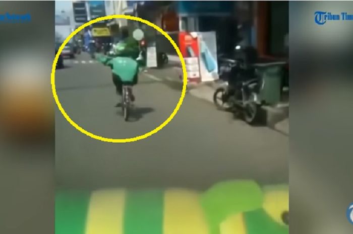 Viral Aksi Pria Berpakaian Ojol Kawal Ambulans Dengan Sepeda, Dicari Polisi, Ini Alasannya