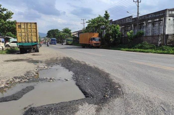 Kondisi jalan di Jalan Yos Sudarso, Lampung yang rusak parah