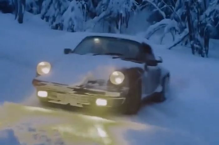 Porsche 911 rakitan 1986 dipakai buat libas trek salju.