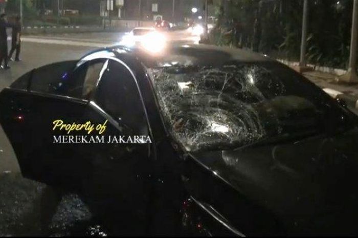 Seorang pengendara motor tewas setelah terlibat kecelakaan adu banteng dengan Mercedez-Benz di Jalan Metro Pondok Indah, Kebayoran Lama, Jakarta Selatan, Minggu (16/1/2022) dini hari.