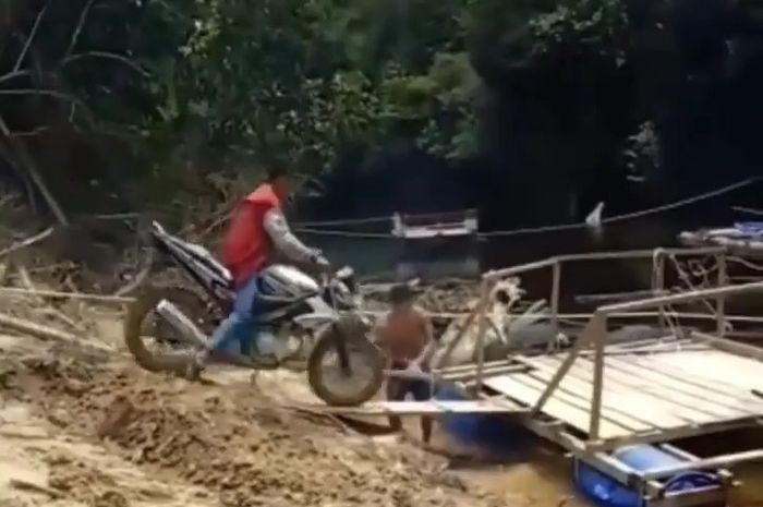 Cuplikan pengendara Yamaha V-Ixion yang ketiban sial saat mau menyeberang sungai.