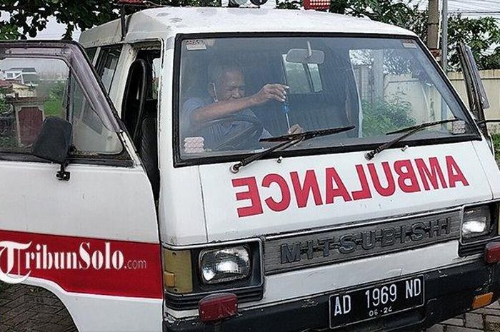 Aman (68) warga Dukuh Surolayan, Desa Kwiran, Kecamatan Banyudono, Boyolali tengah memperbaiki lampu ambulansnya yang disebut warga sekitar angker, Minggu (16/1/2022)