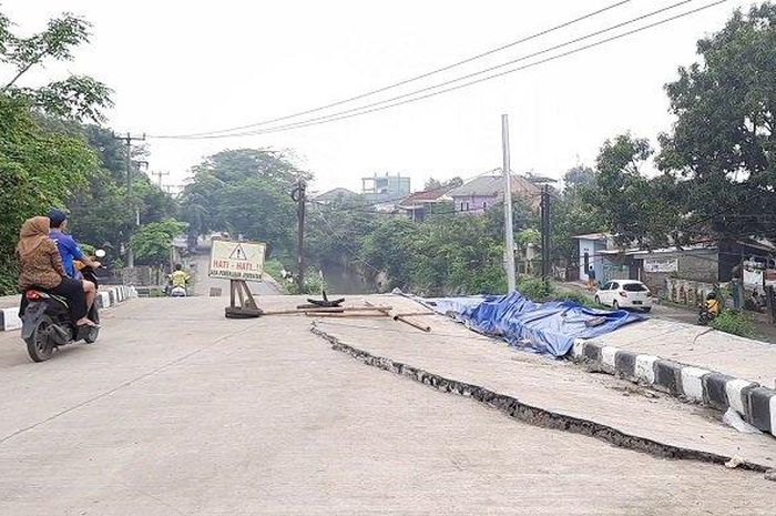 Jembatan KW 6 atau Kepuh di Kelurahan Karawangpawitan, Kecamatan Karawang Barat, Kabupaten Karawang, Jawa Barat, amblas. 