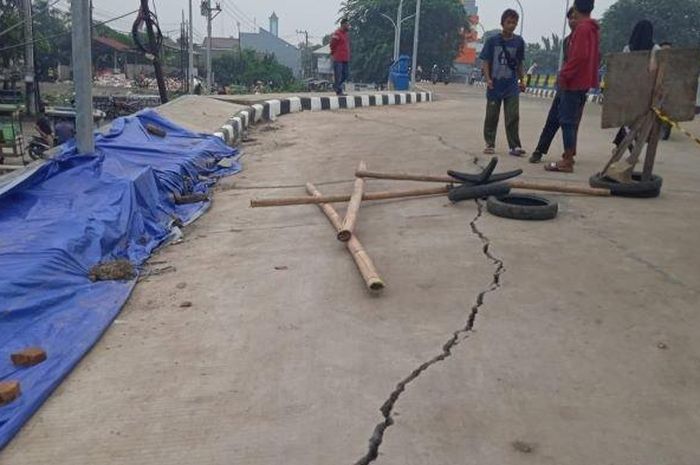 Kondisi Jembatan KW 6 penghubung Karangpawitan-Kepuh, Kecamatan Karawang Barat, Karawang, Jawa Barat, yang ambles, Minggu (16/1/2022) 