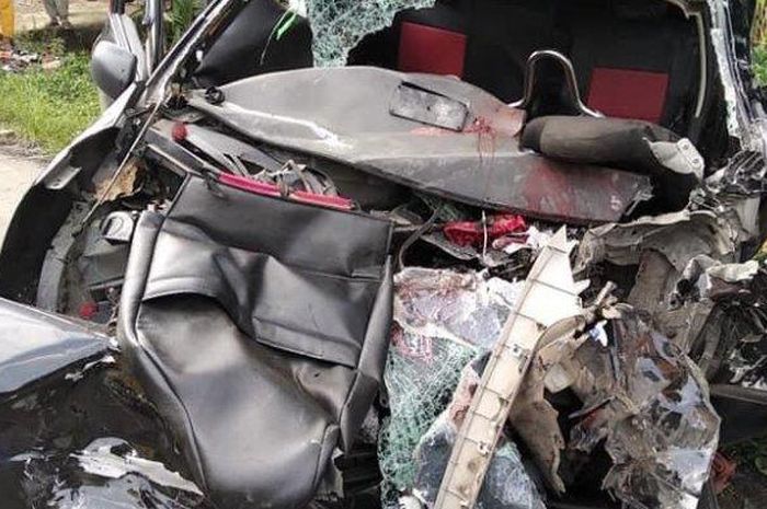 Kondisi Daihatsu Sigra usai ditabrak truk dari arah berlawanan di Batanghari