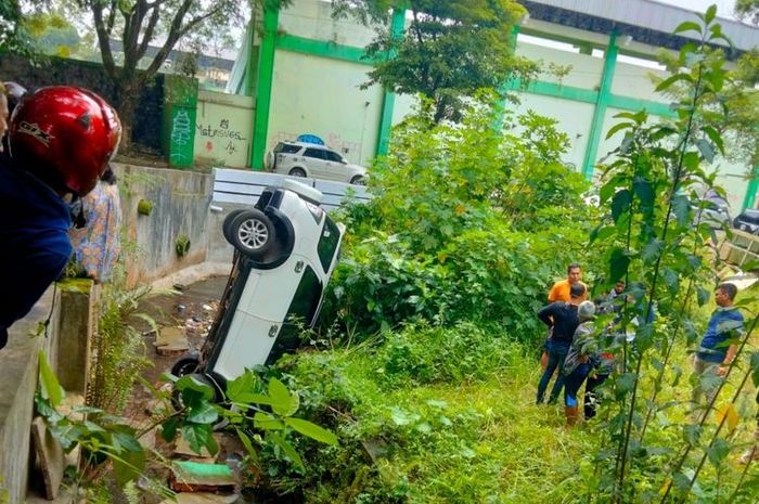 Daihatsu Terios nungging di kali