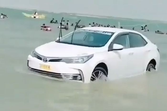 Toyota Corolla Altis ini malah nantangi karat dengan main di air laut.