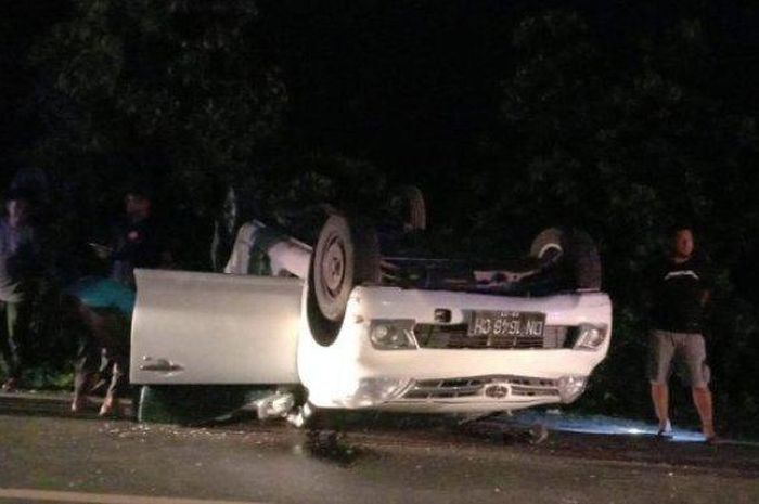 Toyota Avanza terbalik di jalan Trans Sulawesi, Luwu, Sulawesi Selatan akibat ban belakang pecah