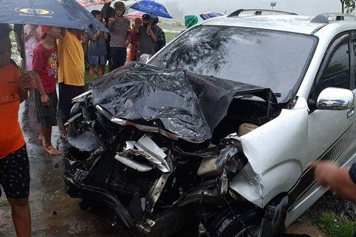 Bodi depan Toyota Avanza rontok disenggol Daihatsu Gran Max di Purbalingga, Jateng