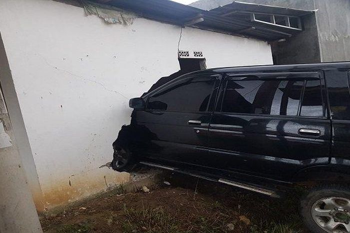 Isuzu Panther tabrak tembok hingga jebol di Kemuning, Palembang, Sumatera Selatan