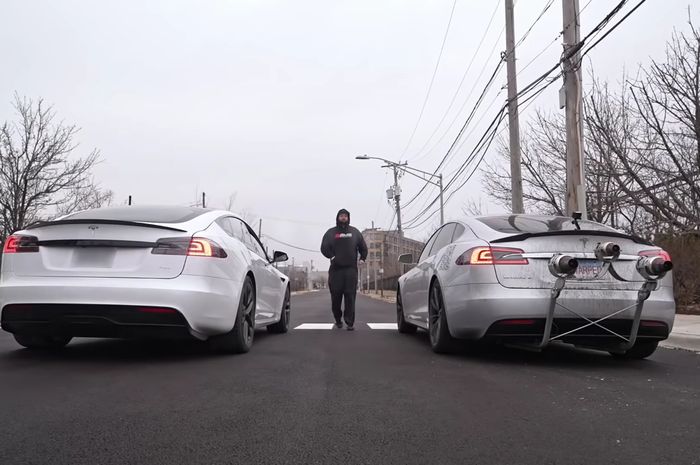Tesla Model S dengan tiga mesin jet (kanan) diuji performanya lawan varian Plaid (kiri).