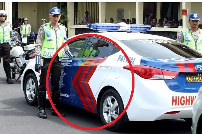 Bukan sekadar hiasan, tanda panah merah di mobil PJR polisi ternyata punya fungsi penting