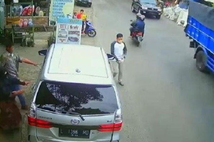 Rekaman CCTV ketiga pelaku komplotan maling spesialis toko kelontong di kota Malang, Jawa Timur bawa Toyota Avanza