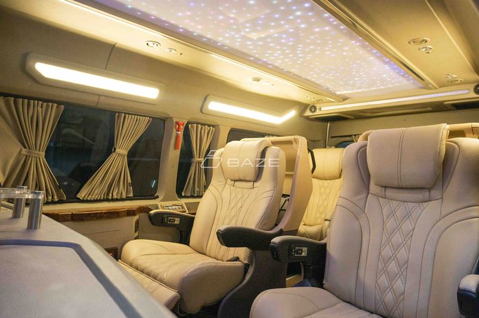 Plafon dengan mode starlight di kabin Toyota HiAce Premio New Luxury Baze