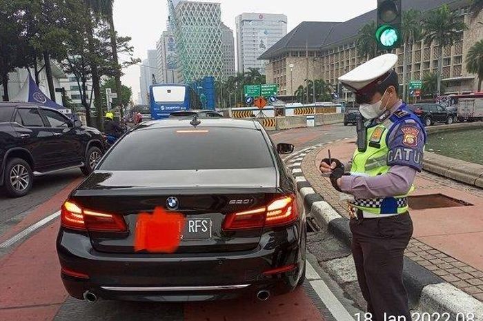 (lustrasi) Polisi menilang BMW 520i berpelat nomor RFS akibat melanggar ganjil genap di DKI Jakarta