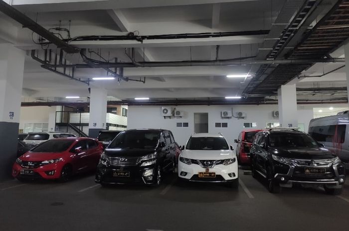 Sebanyak lima mobil mewah berpelat nomor sama berjejer di parkiran Gedung Nusantara II Kompleks Parlemen Senayan, Jakarta, Rabu (19/1/2022)