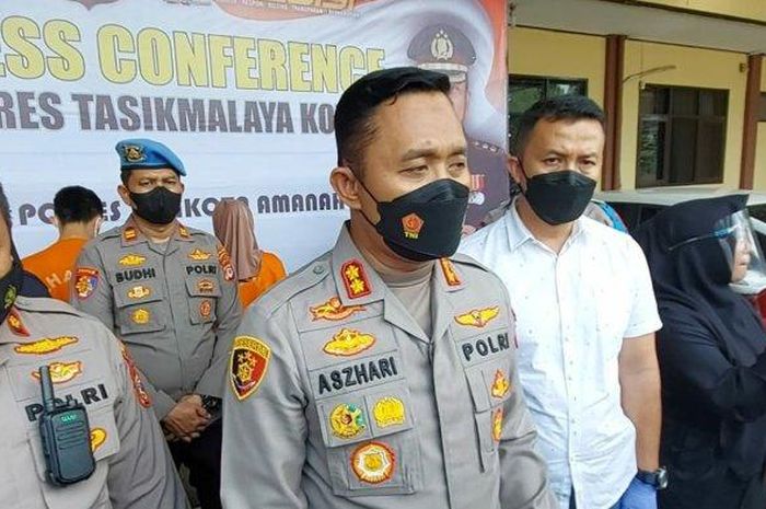 Kapolresta Tasikmalaya, AKBP Aszhari Kurniawan saat konferensi pers kasus investasi bodong Rp 5,7 miliar oleh sepasang mahasiswa