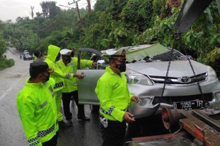 Atap Toyota Avanza ambles ditimpa pohon tumbang dan sudah dievakuasi di Jl Raden Imba Kusuna, Sukadanaham, Tanjung Karat Barat, Bandar Lampung