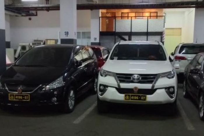 Fortuner dan Grandis juga memakai pelat nomor dinas kembar 4196-07 di parkiran basement gedung Nusantara II DPR RI