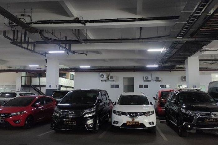 Mobil berpelat nomor sama di parkiran basement gedung DPR milik Arteria Dahlan
