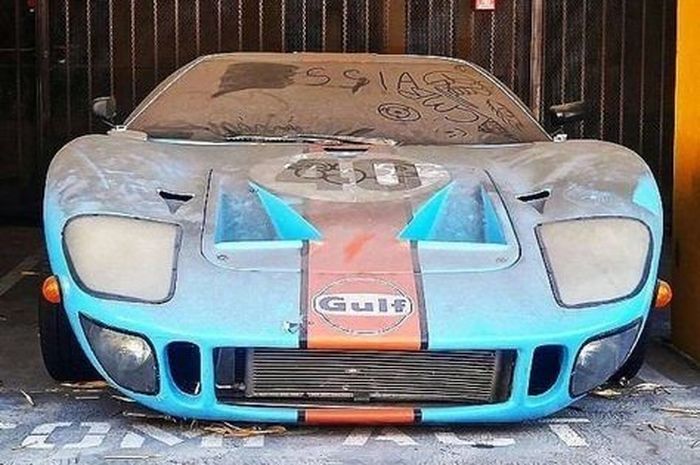 Ford GT generasi pertama yang terbengkalai begitu saja sampai ditutupi debu tebal.