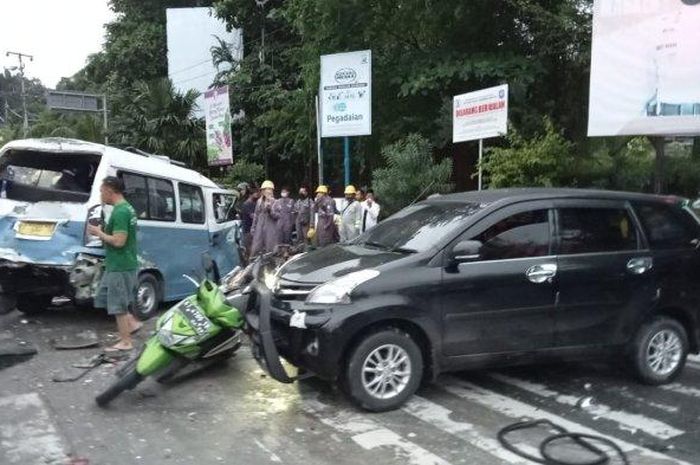 Suasana simpang Muara Rapak, Balikpapan, Kaltim usai tabrakan beruntun truk tronton