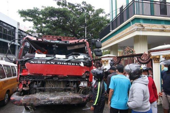 Peristiwa laka maut di persimpangan menuju Jalan Soekarno Hatta, Muara Rapak, Balikpapan Utara pagi ini, Jumat (21/1/2022), dalam penanganan kepolisian.