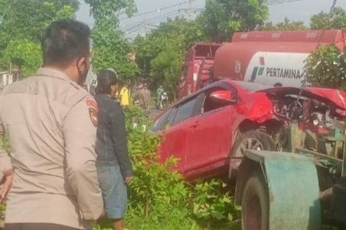 Daihatsu Sigra dievakuasi dari bibir pantai Taddan, Sampang, Madura, Jawa Timur