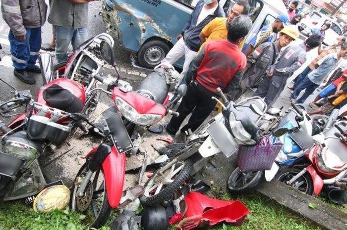 Yamaha V-Ixion, Yamah Mio, Honda BeAT dan sejumlah motor lainnya yang jadi korban tabrak karambol di Simpang Rapak, Jumat (21/01/2022).