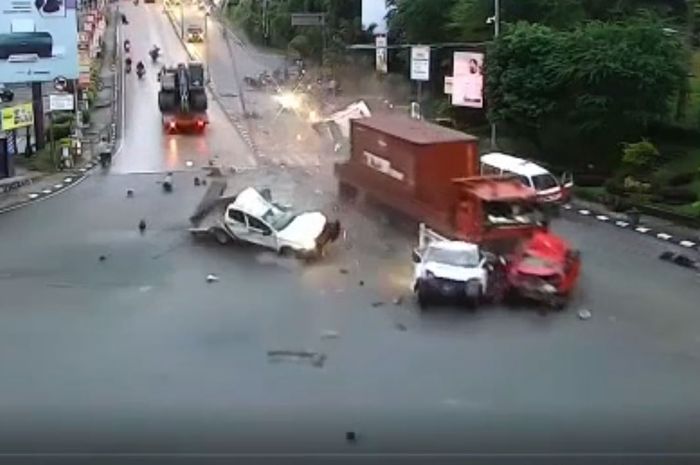 Kecelakaan truk diduga rem blong di Simpang Muara Rapak, Balikpapan